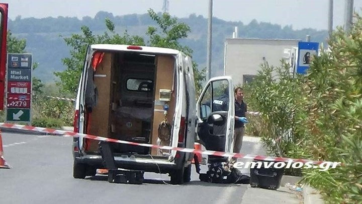 Συναγερμός στην ΕΛ.ΑΣ. για ύποπτο αντικείμενο σε τροχόσπιτο Γερμανών (βίντεο)